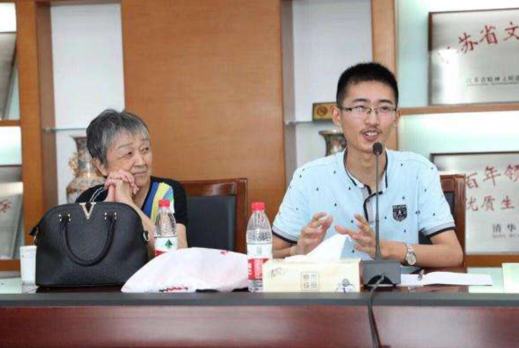 学霸拒绝"清华"选择华师大,校长喜出望外,亲自上门送通知书!