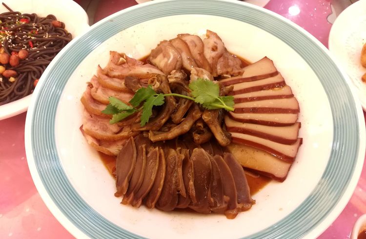 四味拼盘,有鹅胗,卤过的鹅爪,鸡蛋干,还有一个忘了叫什么.