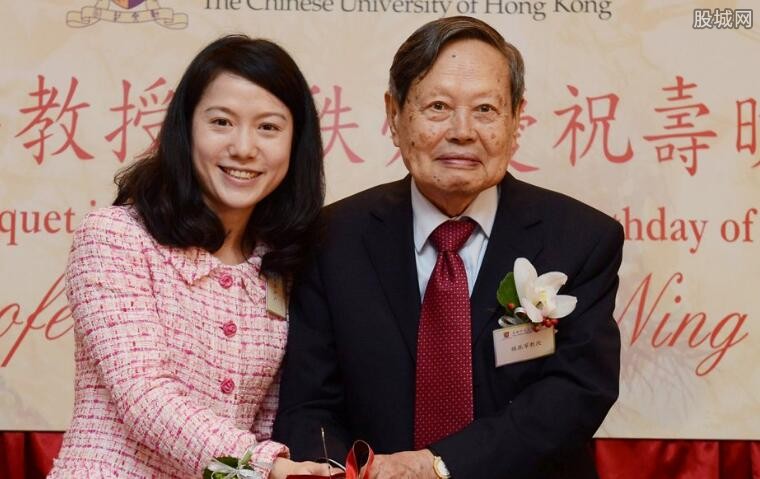 15年的爱情长跑:97岁杨振宁精神矍铄赏玉器,43岁翁帆温柔相伴