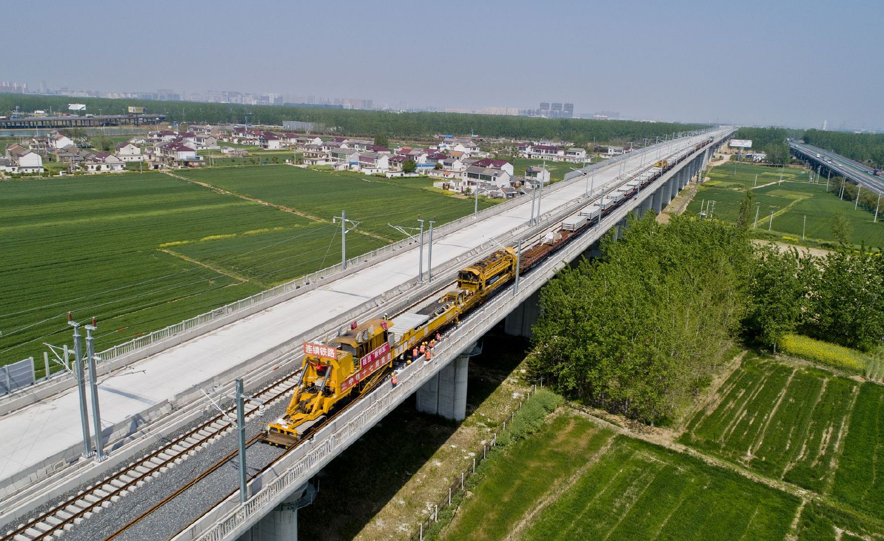 4月19日,连淮扬镇铁路淮安段,工人正在加紧铺设轨道.连日来