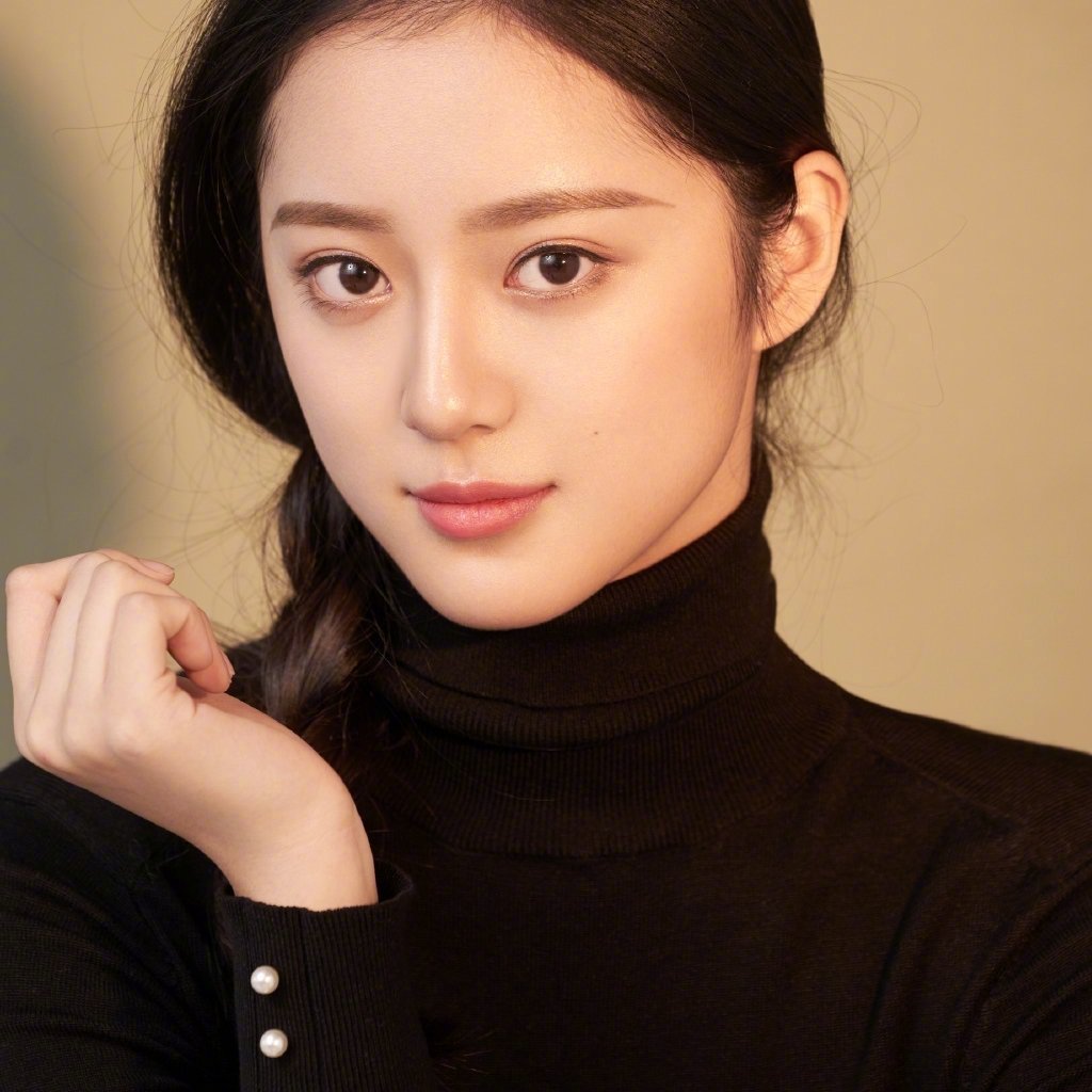 她叫江安菁,99年,就读于北京电影学院,身高168cm,摩羯座