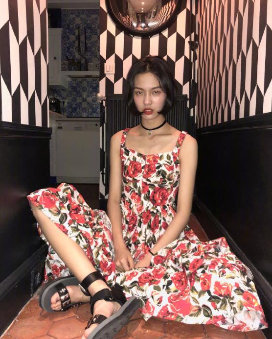 赵佳丽真是模特界的"黑马",身穿吊带裙极致性感,胸以下全是腿