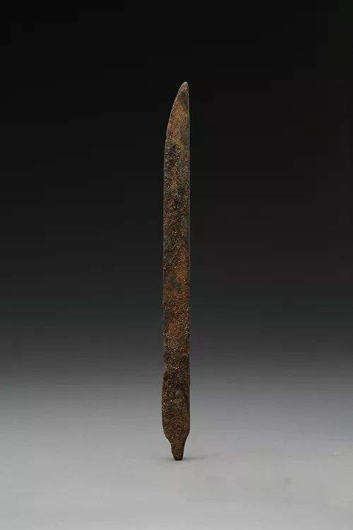 箭镞▲火铳今年的考古发掘中,发现了更多的铁刀,铁剑,铁叉等兵器,铁