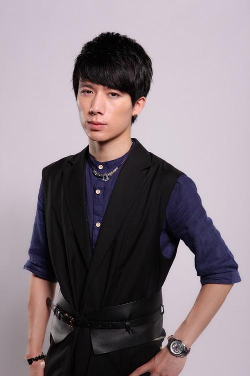 李明霖时尚搭配,清新帅气,风度翩翩,明眸秀眉,雄姿英发!