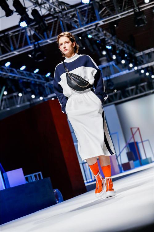 广州芈尚服饰有限公司是一家专业从事服装研发,设计,销售集于一体的