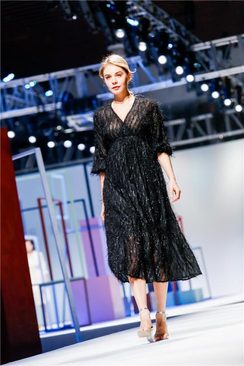 广州芈尚服饰有限公司是一家专业从事服装研发,设计,销售集于一体的