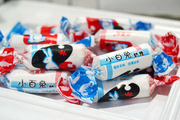 不仔细看真容易以假乱真呢!还有个"小白兔""小百兔"!