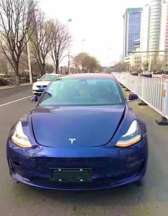 特斯拉Model 3国内首撞引讨论：本田被撞出个大坑__财经头条