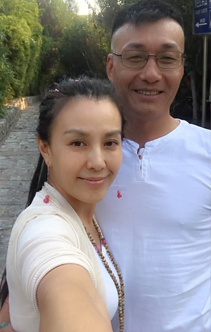 现在朱晏也已经44岁了,自然老去的脸蛋,依然还是很美,特别是她很喜欢