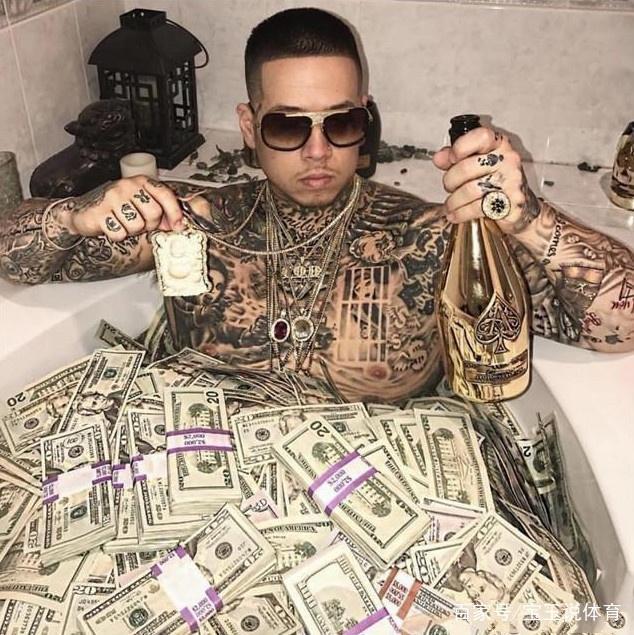 梅威瑟没他会炫富?用美元"泡澡",养花豹为宠物,这是新玩法?