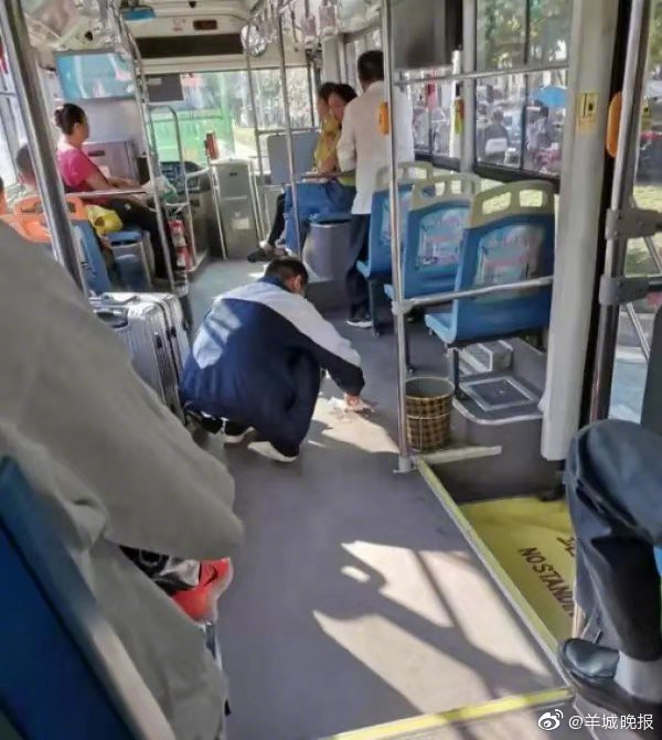 近日,河南南阳的公交车上,有个孩子因晕车呕吐到车厢地板上