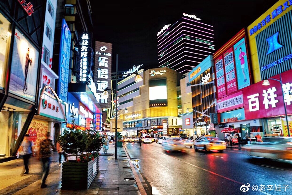 雨后的重庆路依然十分热闹,隔离于纷扰的世界之外