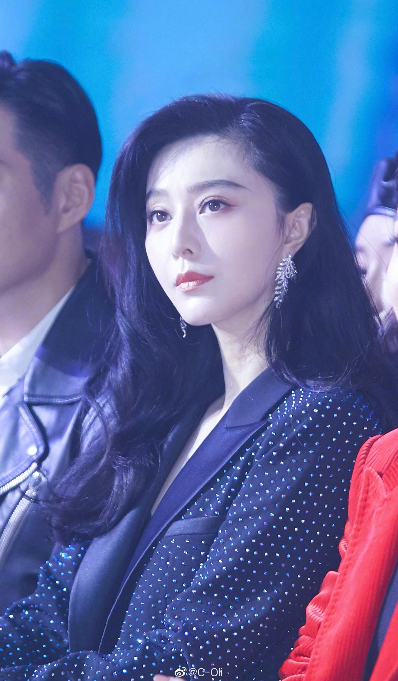 范冰冰昨晚一袭亮片西服套装现身好友的品牌活动