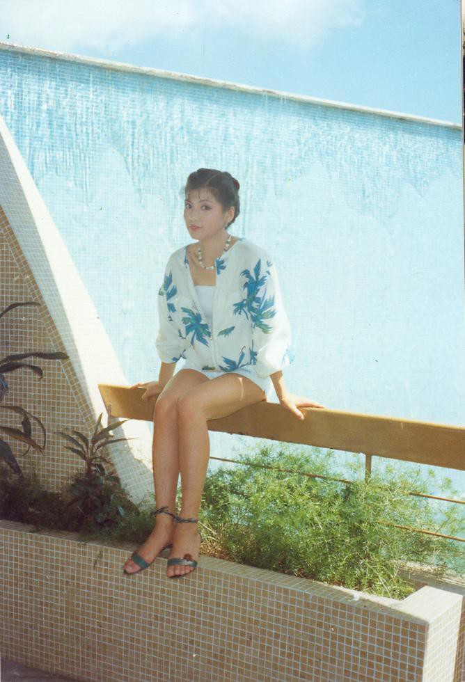 翁美玲老照片:曾在石硖尾公园拍照,换了五套衣服,发型相当漂亮