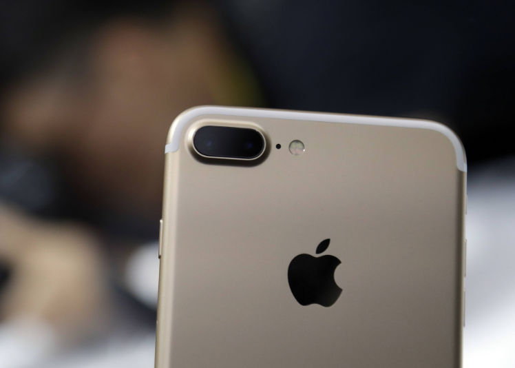 为旗下所有iPhone推送广告,苹果公司向小米学