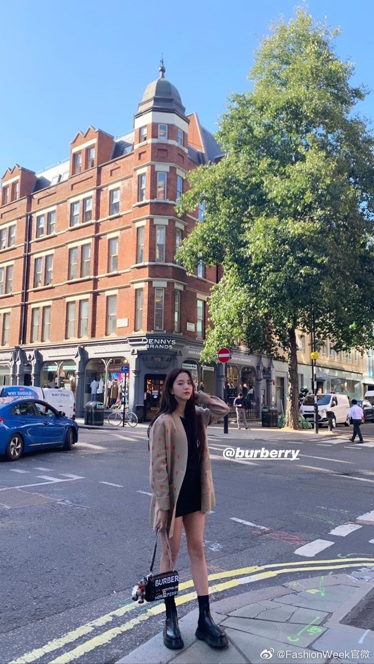 金智秀jisoo伦敦街头私服照奶茶色开衫的优雅burberrygirl