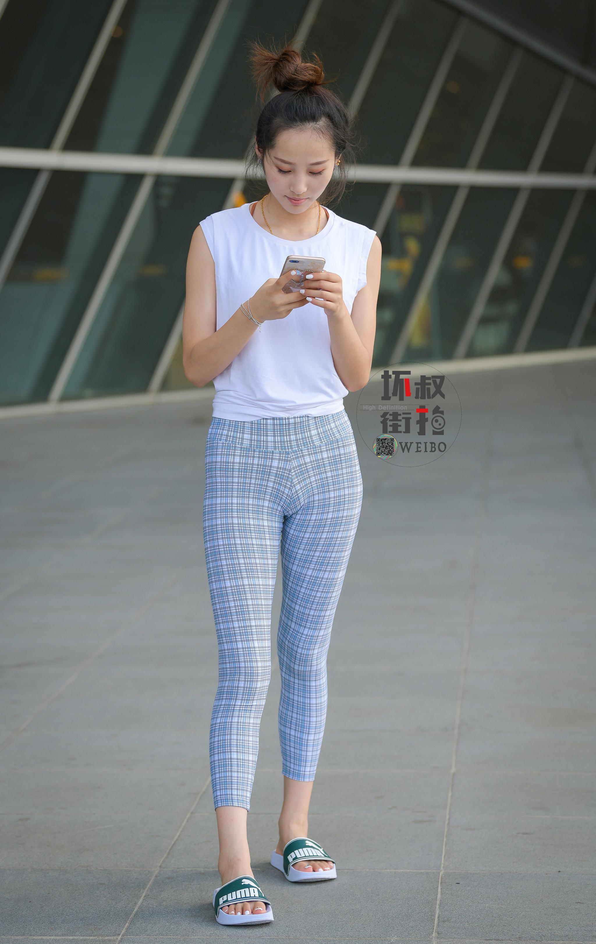 搭讪紧身格子裤小姐姐.来源:@坏叔街拍