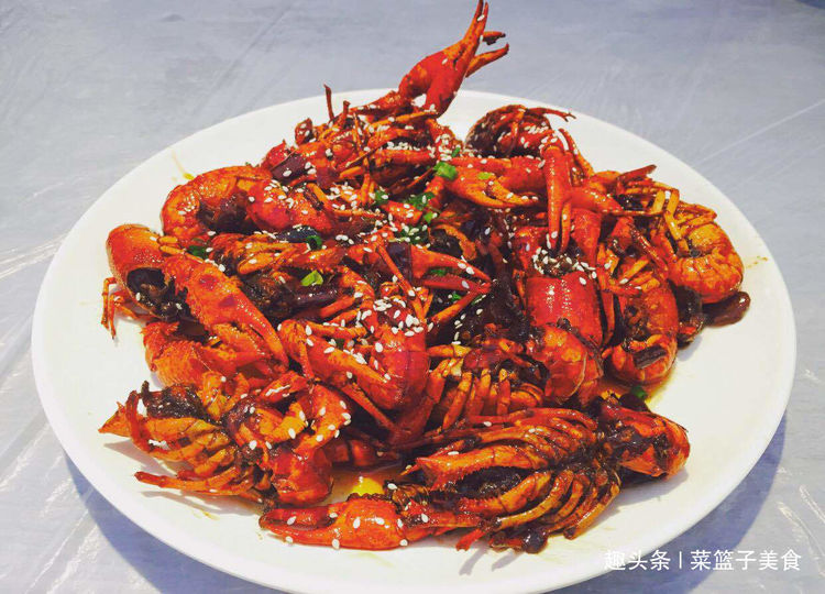 简单又好吃的油爆小龙虾,酱香味浓,好吃到让你停不下来