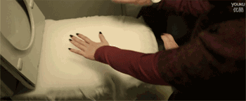 他会在乱丢烟头被抓住的时候，假装自己是日本人；