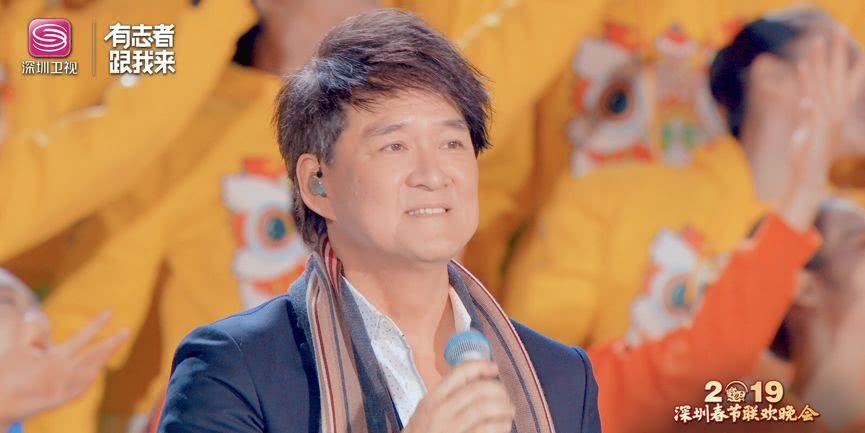 图:周华健演唱《爱相随》图:任贤齐演唱《对面的女孩看过来》不仅如此