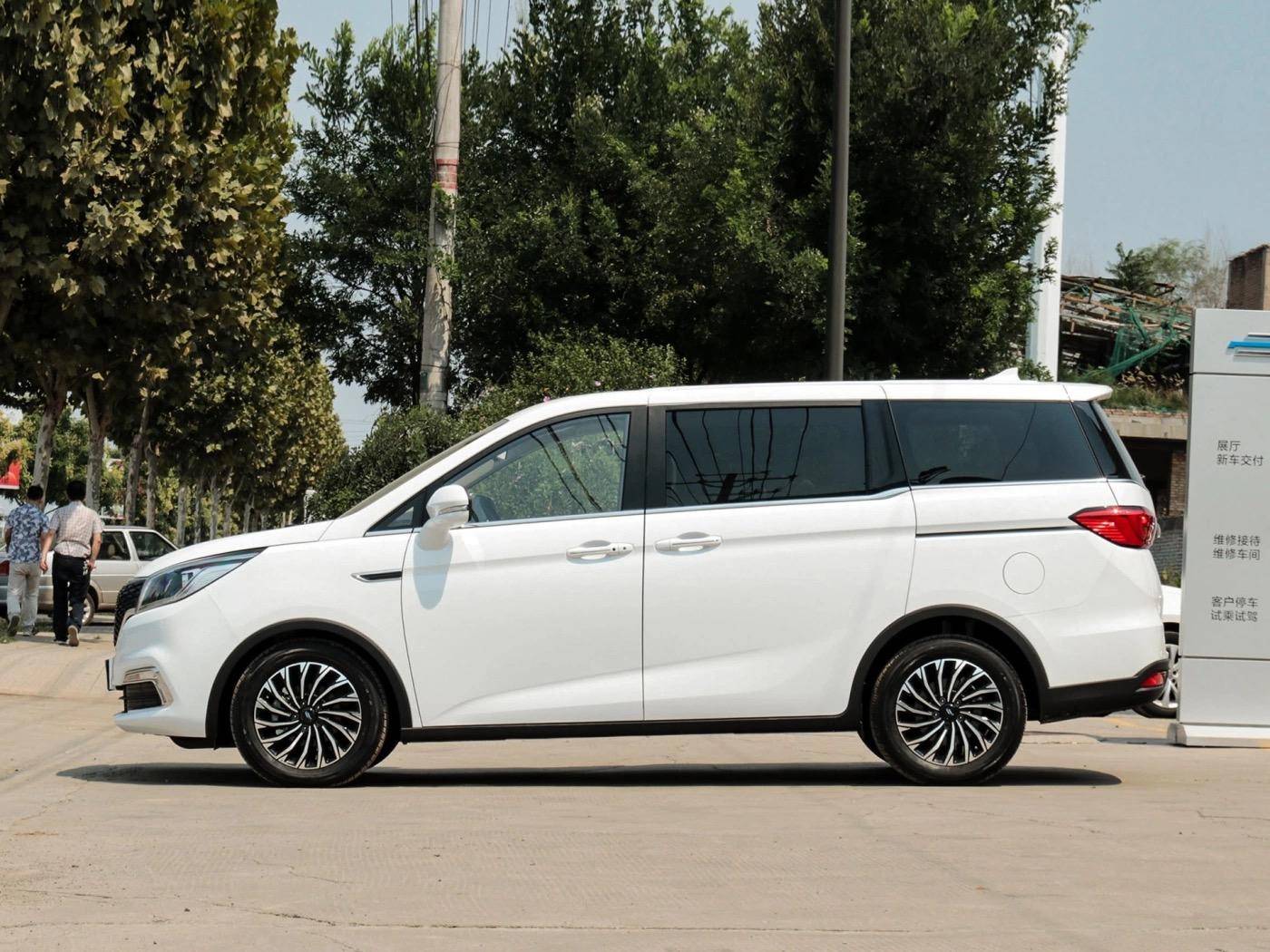 和宋max同级这mpv配七座电动侧滑门国六排放才13万