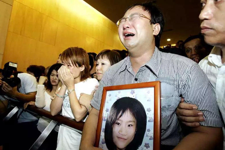 被裹在九层塑料袋里的8岁女孩,为何死前还被人故意踩了一脚