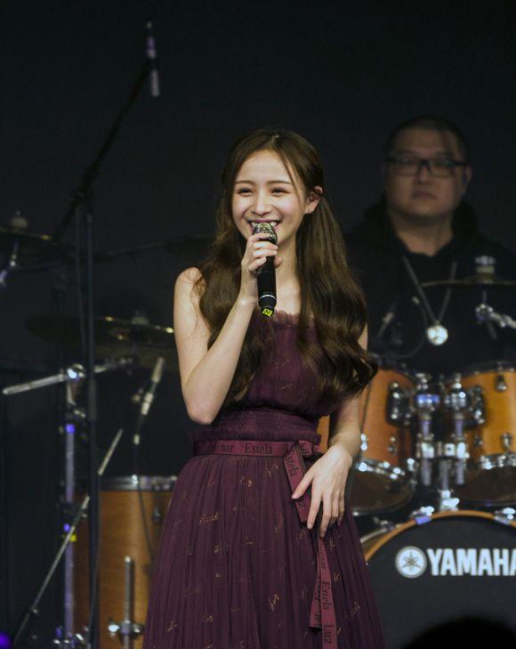 斗鱼"鸽王"周二珂生日演唱会美出天际!网友:感觉自己恋爱了