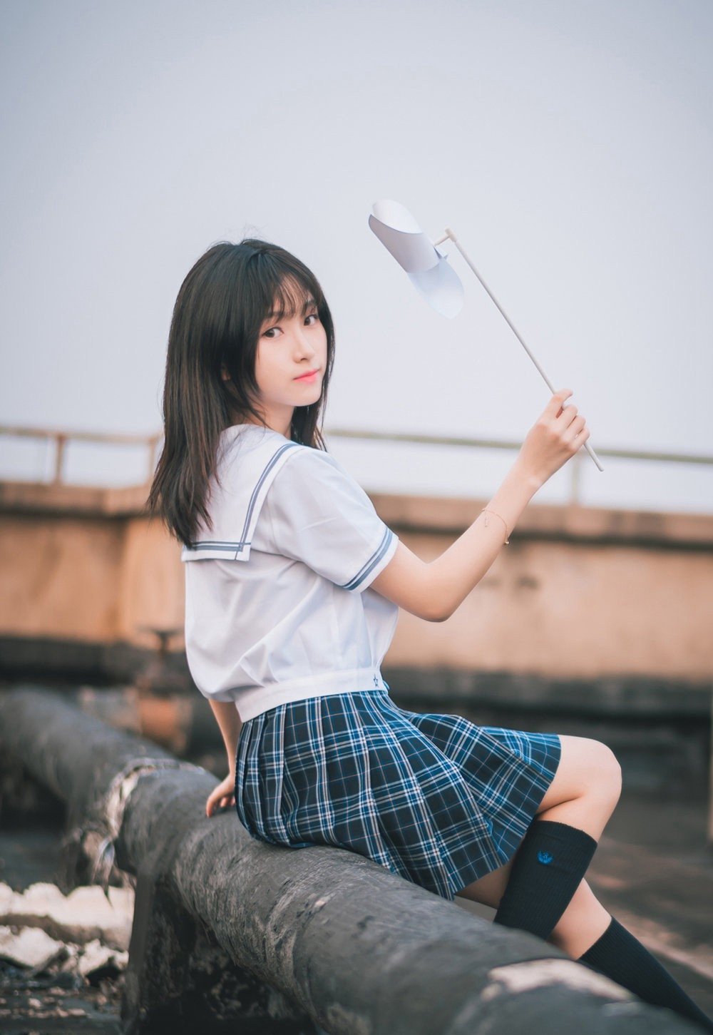 jk制服格子超短裙学生妹户外天台吹乱发丝唯美清新写真