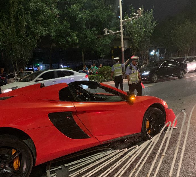 王乐乐深夜开百万超跑"飙车",下一秒直接崩溃