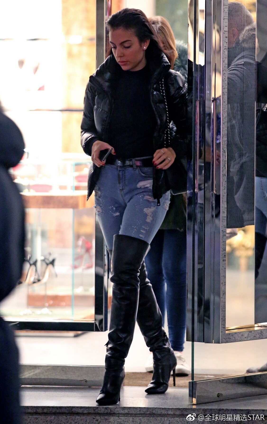 足球巨星c罗未婚妻乔治娜现身米兰,过膝长靴展示完美腿型