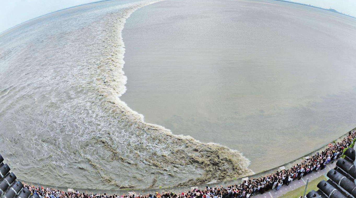 世界三大潮汐,其中一处就在中国,潮水汹涌场面极其壮观