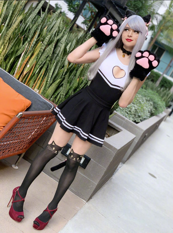 女装大佬sneaky新作:为了纪念英雄联盟的4月份愚人节活动