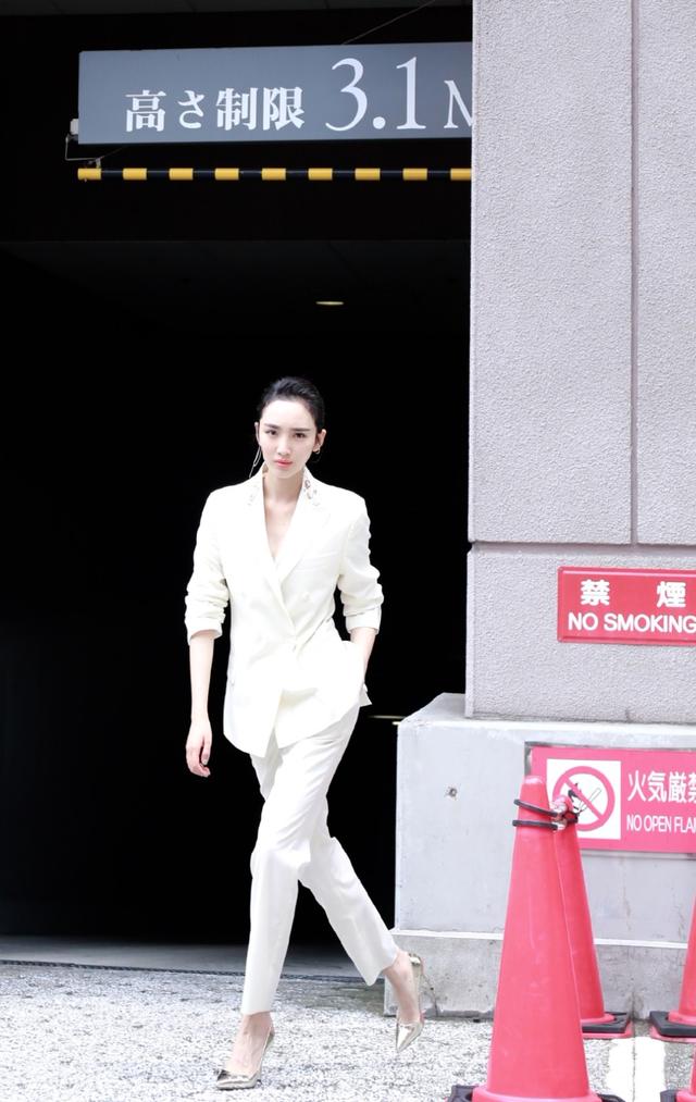 穿白色西装配高跟鞋,气场a到爆|王紫璇|神婆|河神_新浪新闻