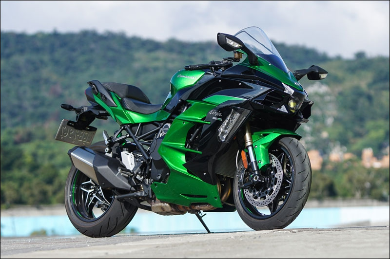 增压野兽川崎h2披上外衣变温柔了试驾川崎h2旅行版