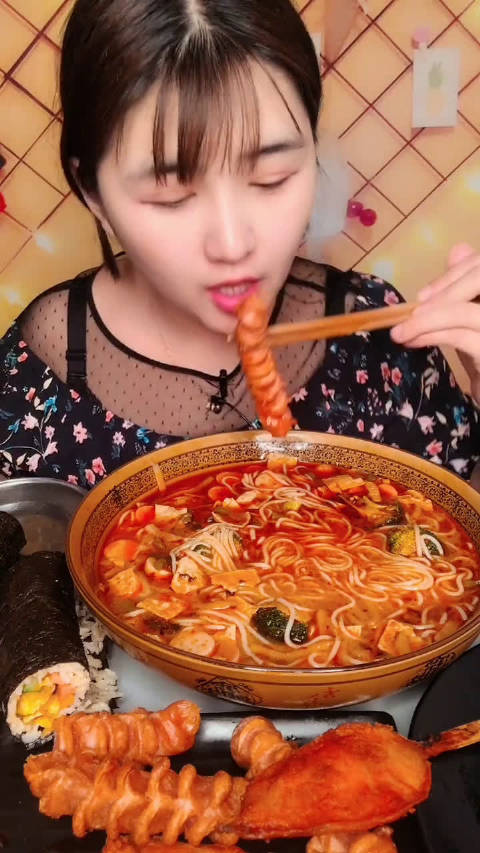 德国金发美女第一次吃螺蛳粉,她还说真香! 香到捂脸