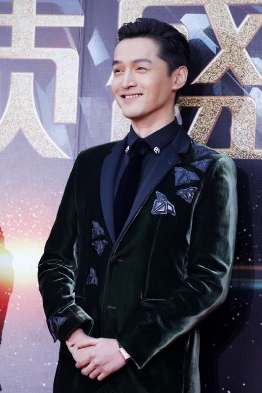 胡歌前往金马奖,穿黑色夹克戴棒球帽,老胡像年轻了十岁!