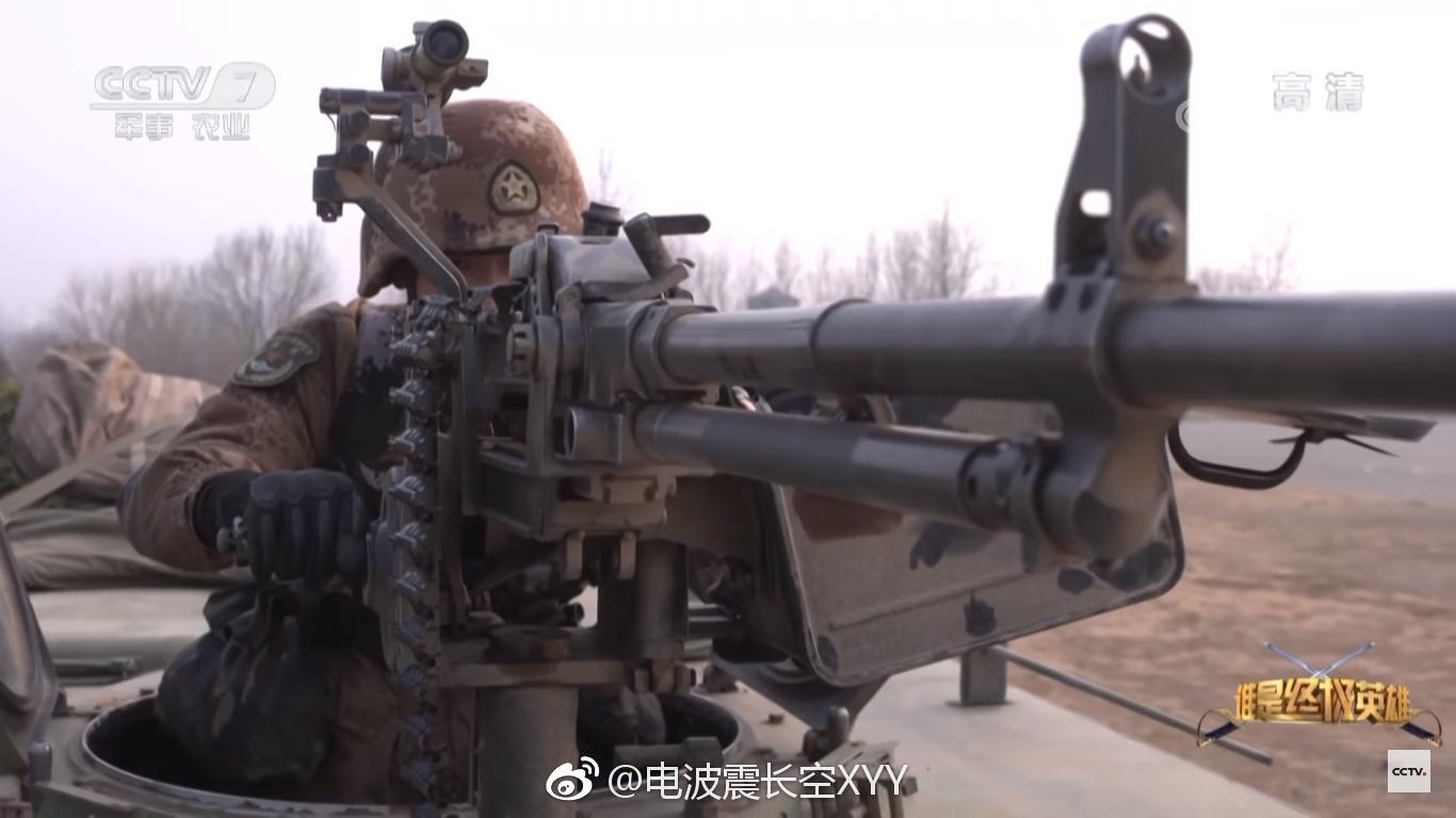 用的qjc88车装机枪,载台则是明显没有遥控射击能力,既无遥控结构,也无