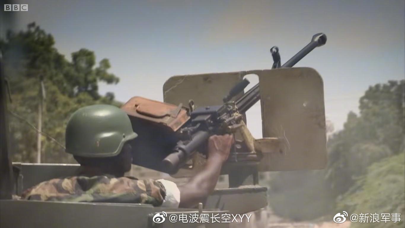在索马里执行任务的乌干达军队手中的中式武器:85式高射机枪_高清图集