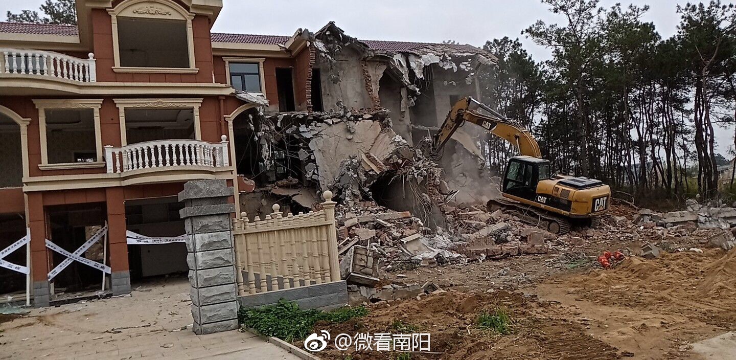 南阳依法依规拆除11栋违建别墅