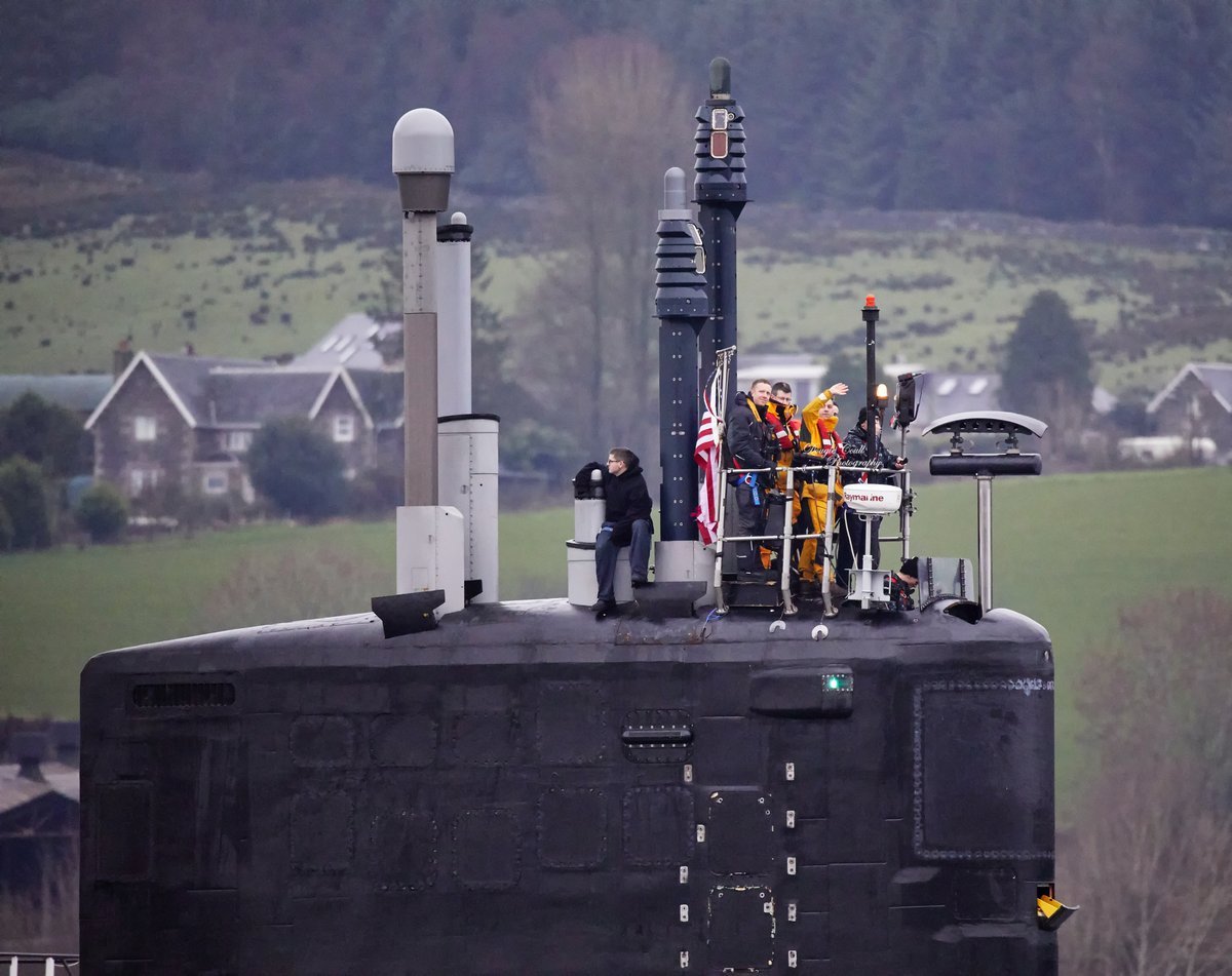 潜艇背部携带了庞大的蛙人收放舱,收放舱可以同蛙人输送艇配合使用