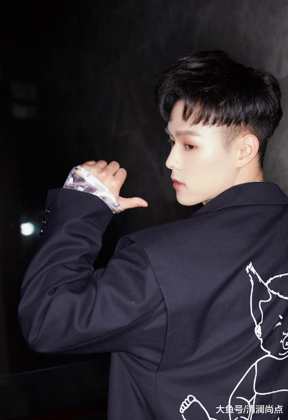 董又霖启程2019伦敦男装周, 身穿格纹羽绒服亮相, 潮男范十足