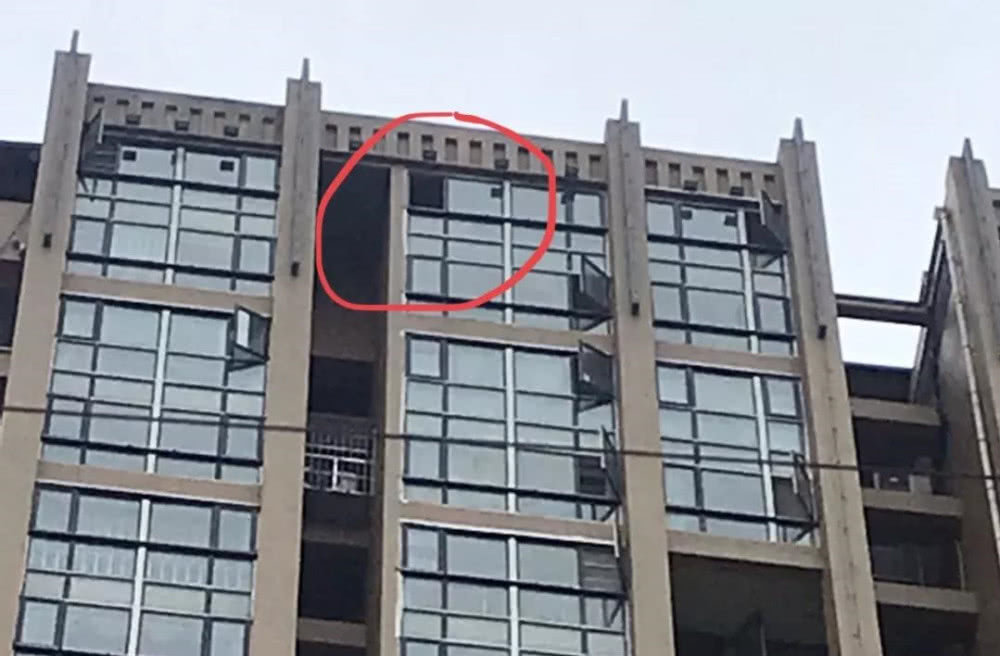 又见高空坠物绵阳某小区24楼窗户掉落砸烂楼下奔驰车