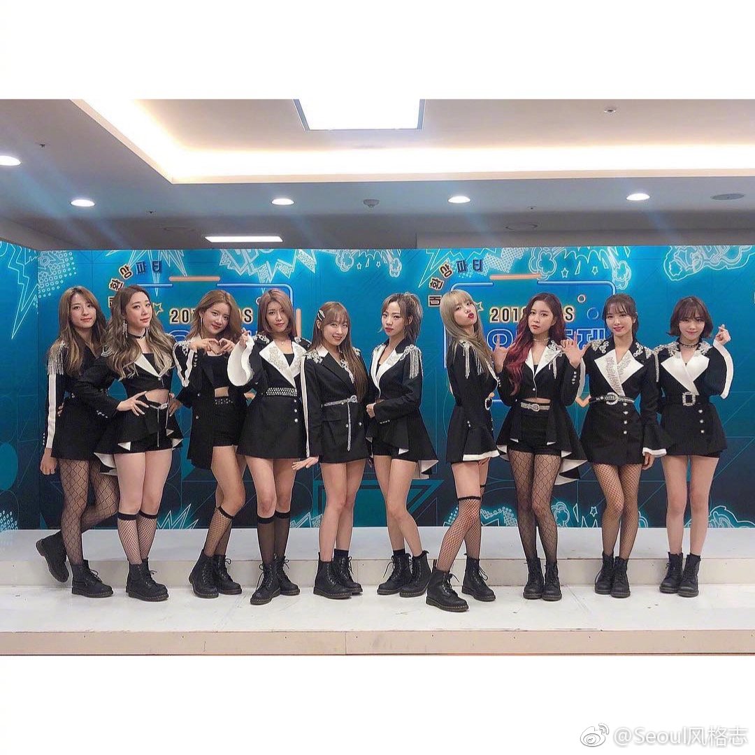 宇宙少女的打歌服fashion妆发加上饰品整体搭配的特别和谐
