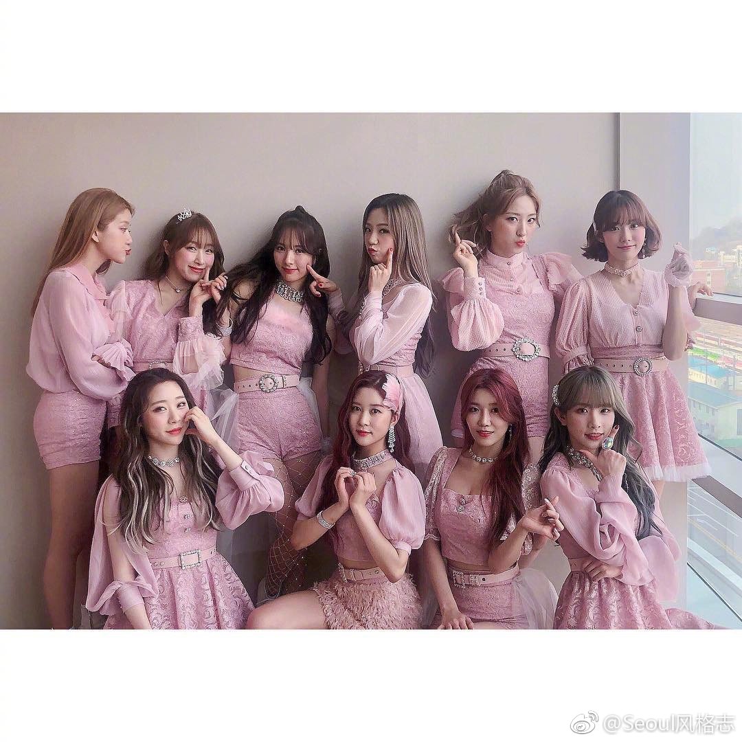 宇宙少女的打歌服fashion妆发加上饰品整体搭配的特别和谐