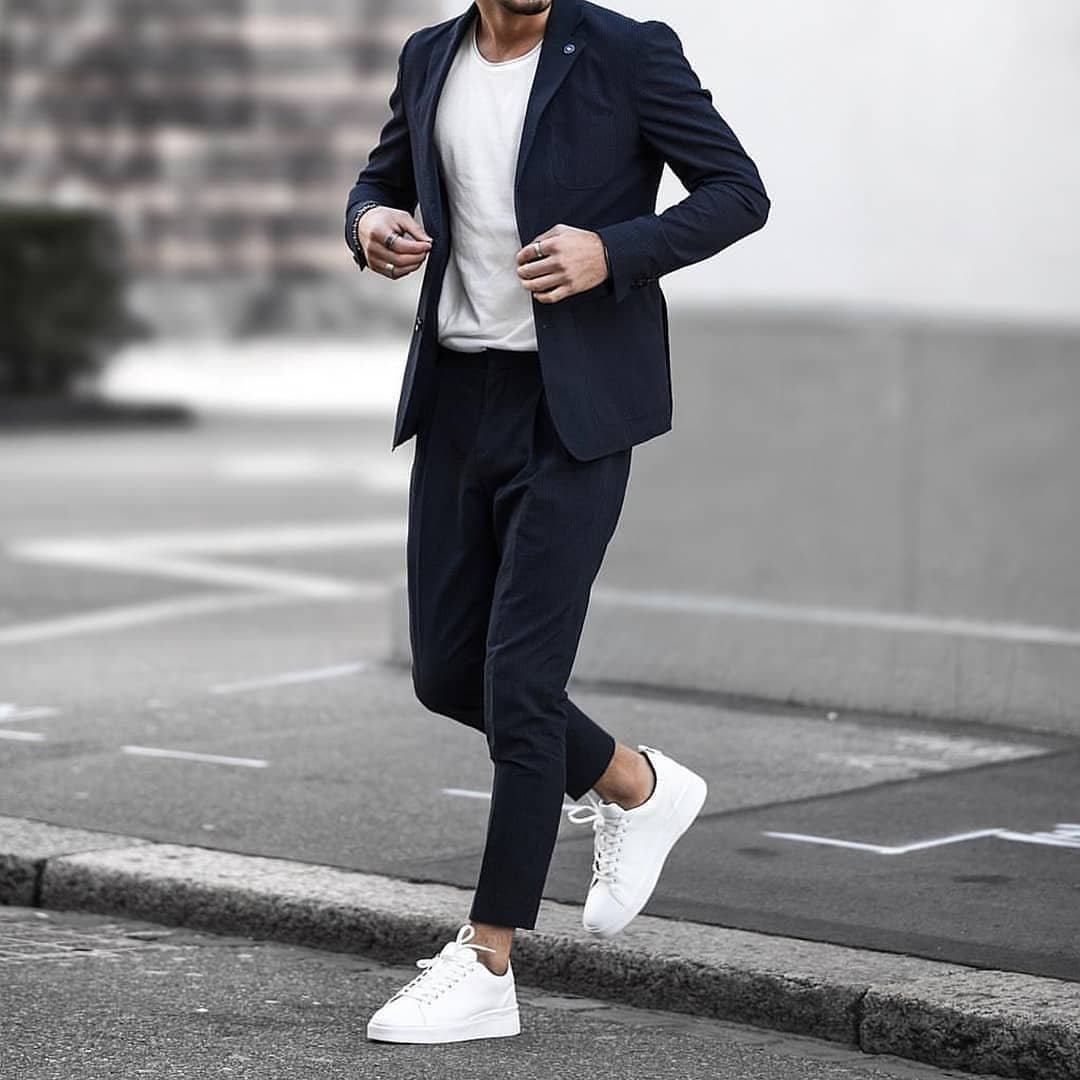 听闻各位绅士男都比较喜欢选择小白鞋来作为西装的搭配