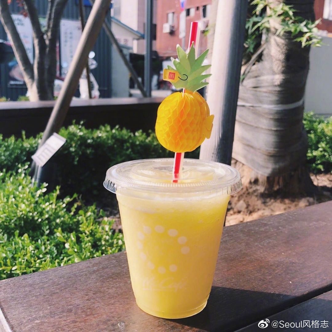 韩国麦当劳的菠萝冰沙入口后甜甜清爽的感觉太适合夏天了吸管上
