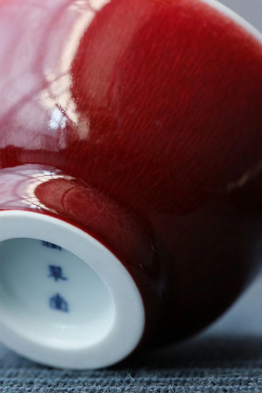 郎窑红是铜红釉中较鲜艳的一种,其釉面光洁透亮