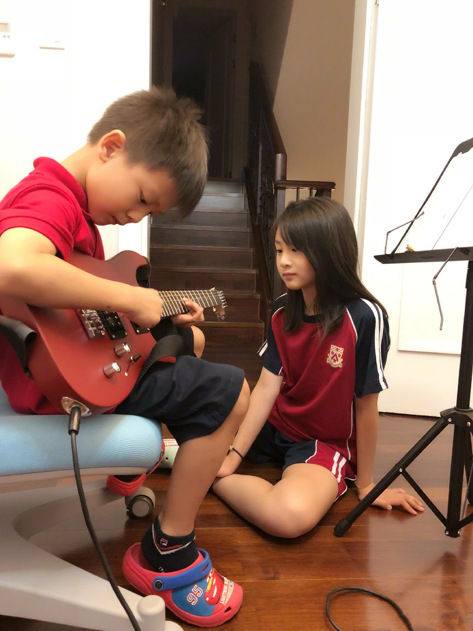 叶一茜晒cindy姐弟下军棋小亮仔模样胸有成竹