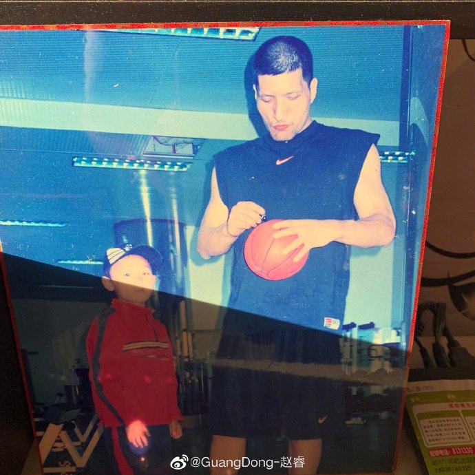 赵睿晒童年时与姚明巴特尔刘玉栋合影