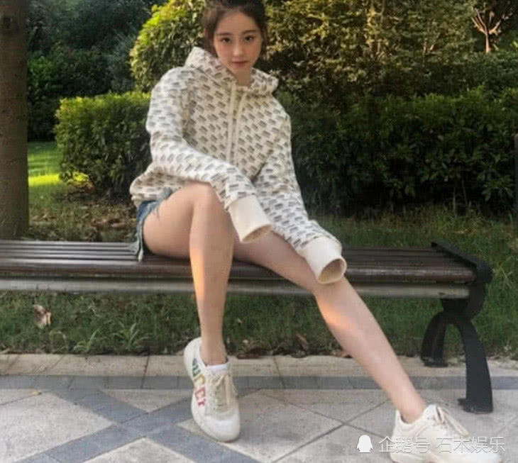 周芷若生活照很美了,再看钱贝贝,两人同岁,画风截然不同